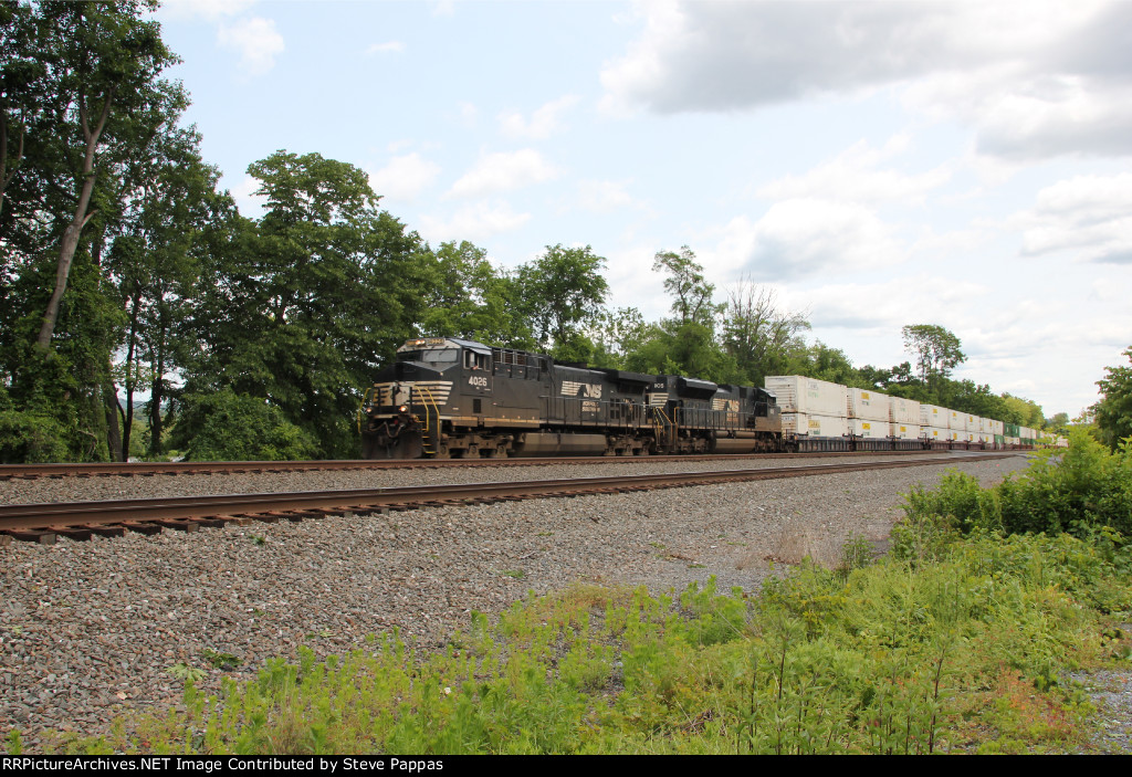 NS 4026 and 1105 take train 25P west through Cove PA